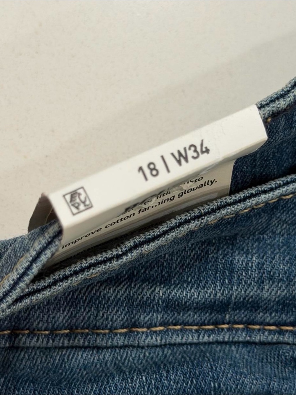 Levi Strauss Signature Mid Rise Cuffed Capri Jeans NWT - Picture 4 of 5